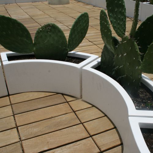 Jardineras curvas formando forma caprichosa